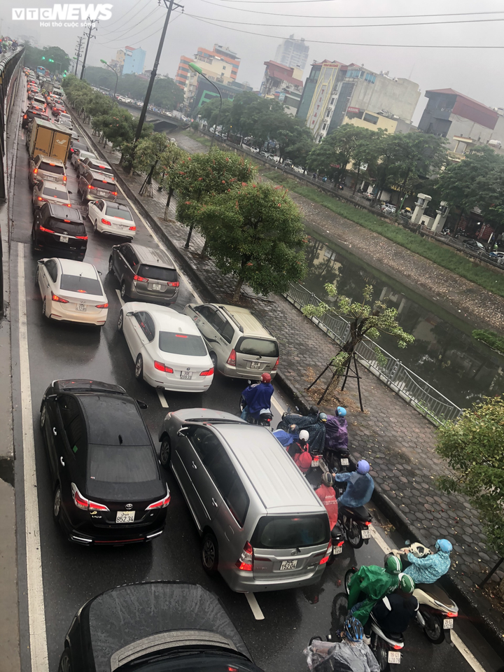 Đường 10 làn xe ở Hà Nội tắc cứng dưới cơn mưa vào giờ cao điểm - 7