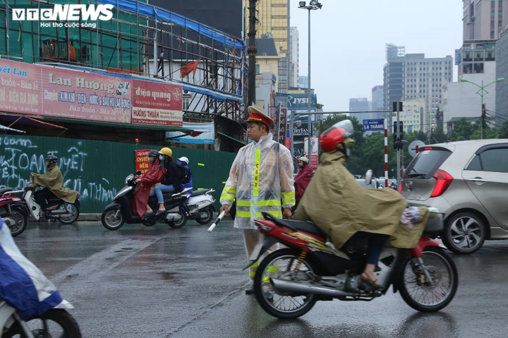 Đường 10 làn xe ở Hà Nội tắc cứng dưới cơn mưa vào giờ cao điểm - 4