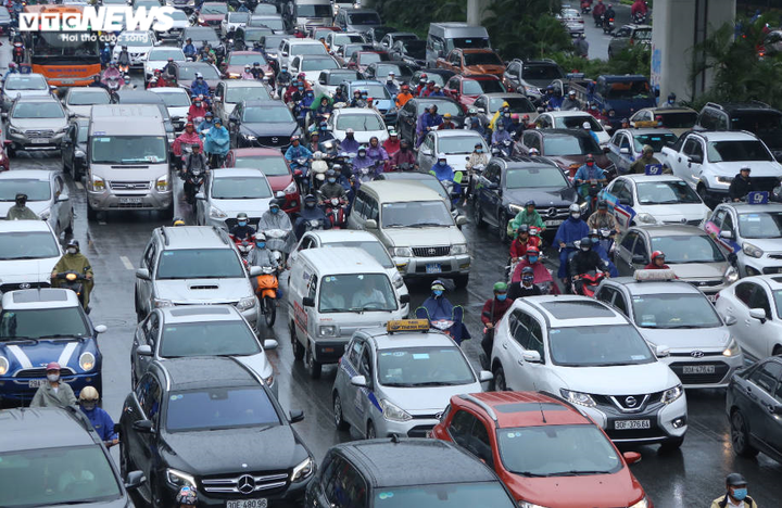 Đường 10 làn xe ở Hà Nội tắc cứng dưới cơn mưa vào giờ cao điểm - 3