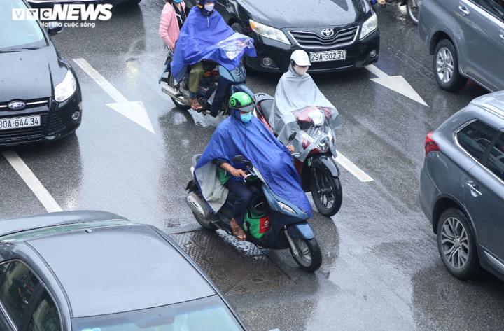 Đường 10 làn xe ở Hà Nội tắc cứng dưới cơn mưa vào giờ cao điểm - 6