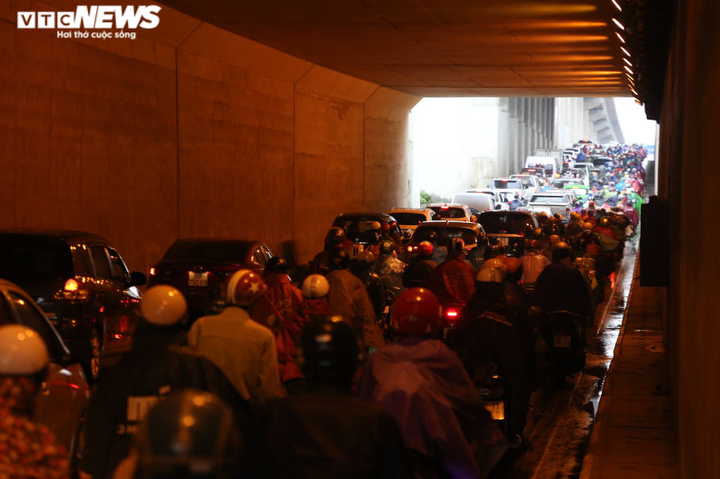 Đường 10 làn xe ở Hà Nội tắc cứng dưới cơn mưa vào giờ cao điểm - 5