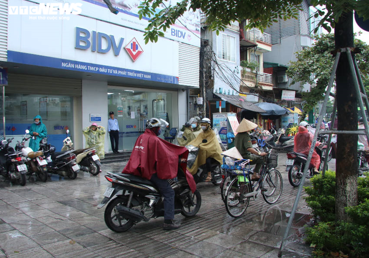 Đường 10 làn xe ở Hà Nội tắc cứng dưới cơn mưa vào giờ cao điểm - 10