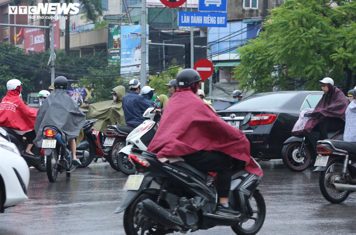 Đường 10 làn xe ở Hà Nội tắc cứng dưới cơn mưa vào giờ cao điểm - 8