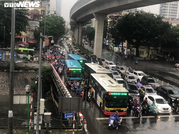 Đường 10 làn xe ở Hà Nội tắc cứng dưới cơn mưa vào giờ cao điểm - 1