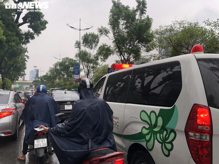 Đường 10 làn xe ở Hà Nội tắc cứng dưới cơn mưa vào giờ cao điểm - 9