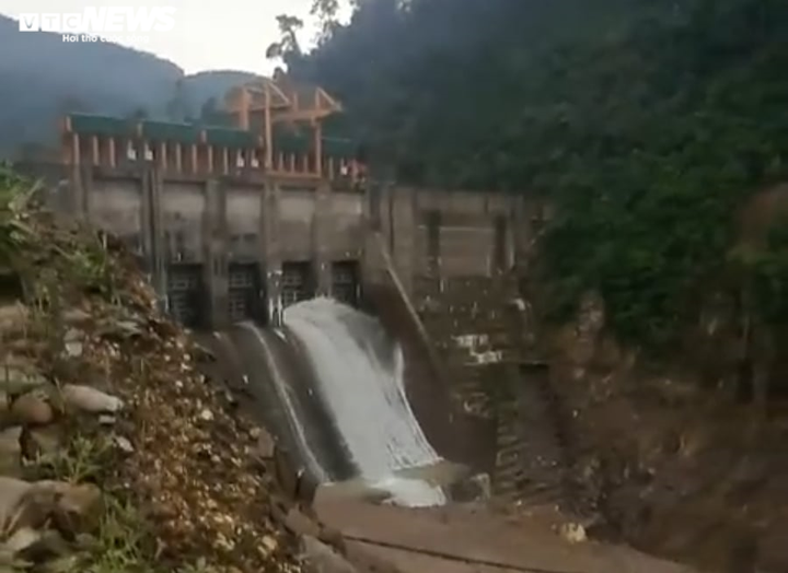 Thuỷ điện ở Thừa Thiên Huế lại tích nước trái phép sau bão số 13 - 1