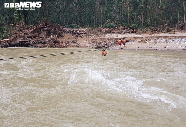 Ảnh: Bộ đội, công an đu dây qua sông tìm nạn nhân mất tích ở Trà Leng - 2