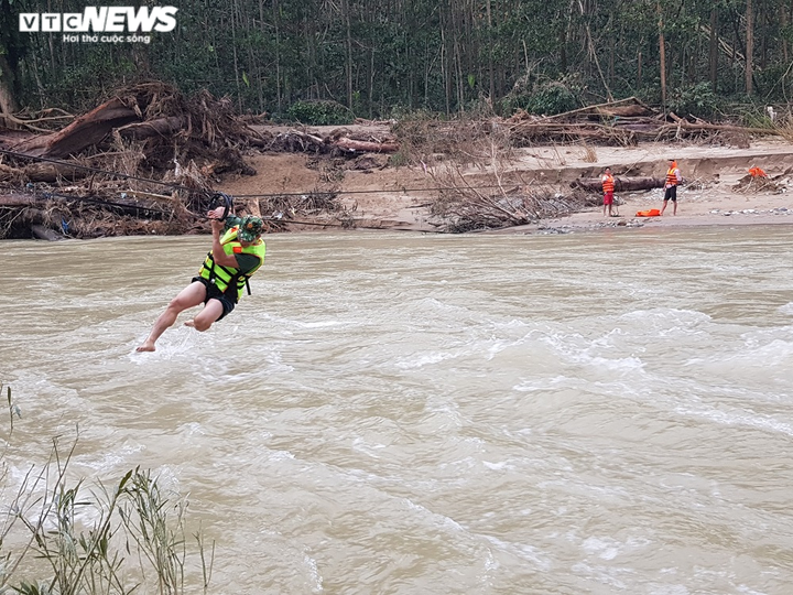 Ảnh: Bộ đội, công an đu dây qua sông tìm nạn nhân mất tích ở Trà Leng - 4