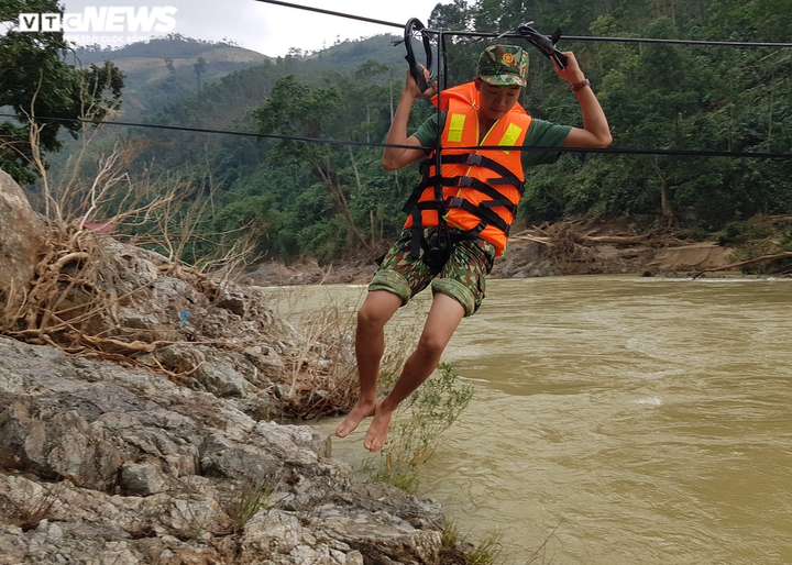 Ảnh: Bộ đội, công an đu dây qua sông tìm nạn nhân mất tích ở Trà Leng - 6