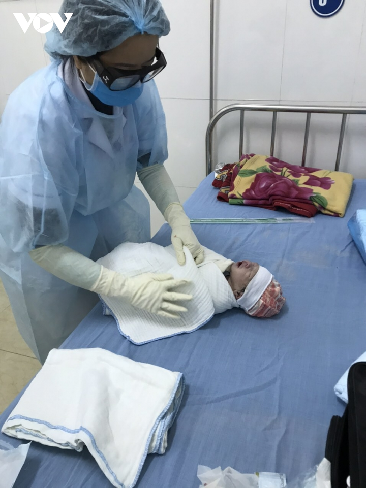 Bé trai nặng 3,5kg chào đời trong khu cách ly COVID-19 ở Lào Cai - 1