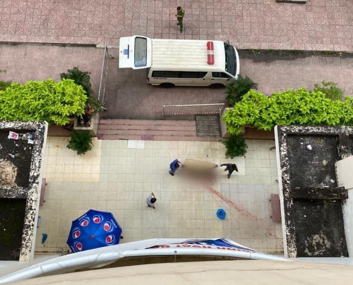 Thi thể người phụ nữ không nguyên vẹn giữa sân chung cư ở TP.HCM - 1