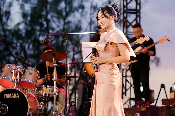 Lê Hiếu, Nguyên Hà say sưa hát trên bãi biển hoàng hôn - 5