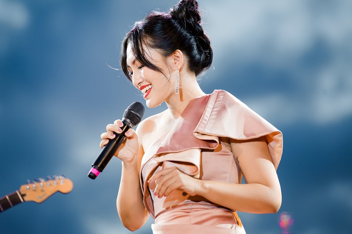 Lê Hiếu, Nguyên Hà say sưa hát trên bãi biển hoàng hôn - 4