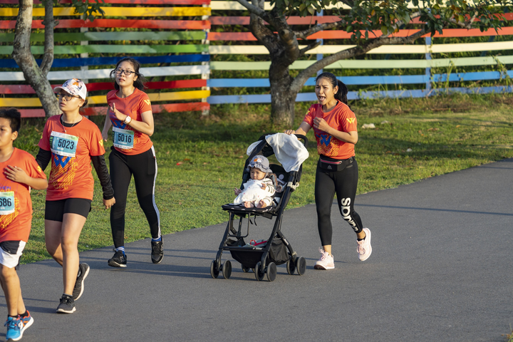 Em bé ngồi xe đẩy cùng mẹ chinh phục giải marathon trên đảo - 1