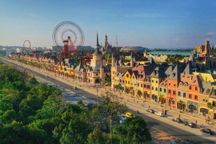 Em bé ngồi xe đẩy cùng mẹ chinh phục giải marathon trên đảo - 2