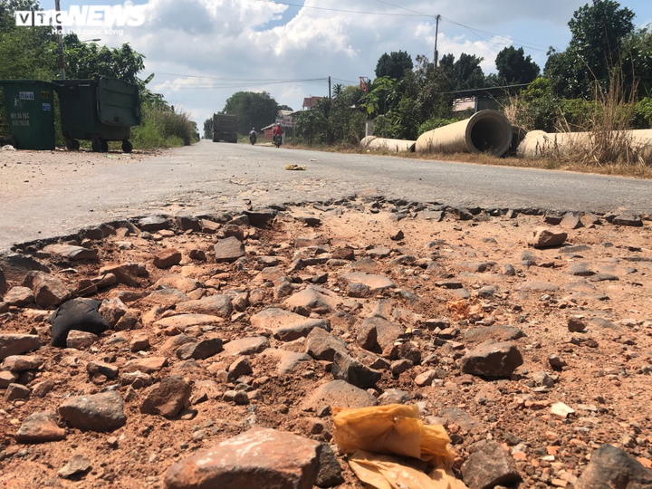 Ảnh: Xe chở cát vài chục tấn vô tư chạy trên đường cho xe 8 tấn ở Bình Dương - 10