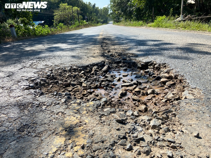 Ảnh: Xe chở cát vài chục tấn vô tư chạy trên đường cho xe 8 tấn ở Bình Dương - 9