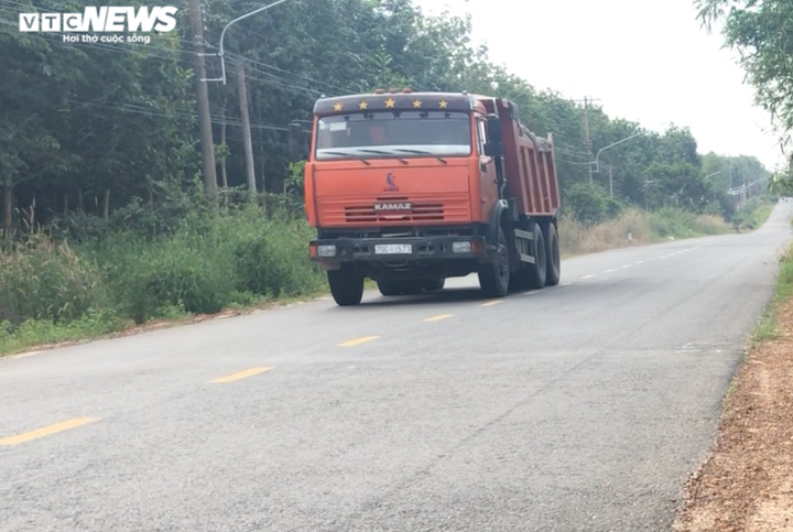 Ảnh: Xe chở cát vài chục tấn vô tư chạy trên đường cho xe 8 tấn ở Bình Dương - 8
