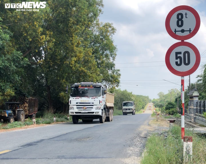 Ảnh: Xe chở cát vài chục tấn vô tư chạy trên đường cho xe 8 tấn ở Bình Dương - 13