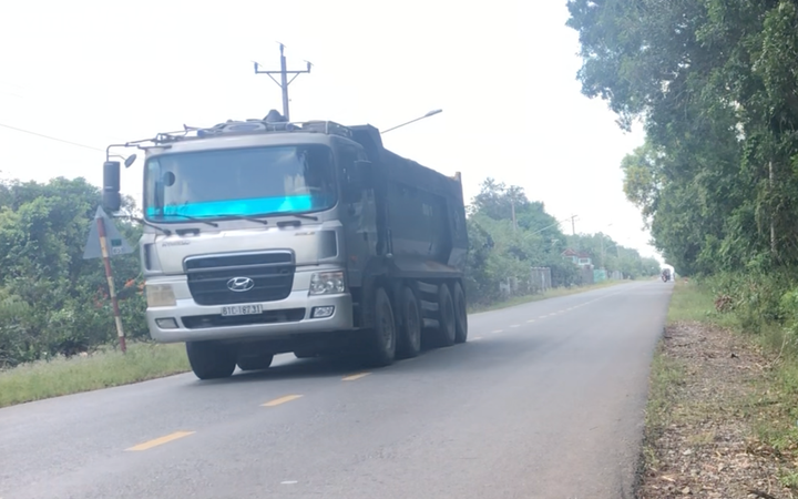 Ảnh: Xe chở cát vài chục tấn vô tư chạy trên đường cho xe 8 tấn ở Bình Dương - 5