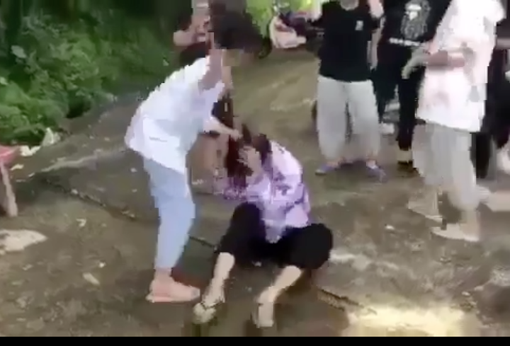 Phẫn nộ cảnh nữ sinh lớp 8 bị đánh hội đồng dã man, bạn bè còn hả hê cổ vũ - 1