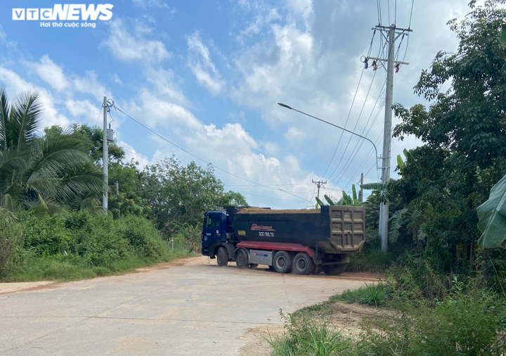 Ảnh: Xe chở cát vài chục tấn vô tư chạy trên đường cho xe 8 tấn ở Bình Dương - 7