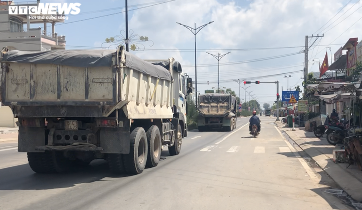 Ảnh: Xe chở cát vài chục tấn vô tư chạy trên đường cho xe 8 tấn ở Bình Dương - 12