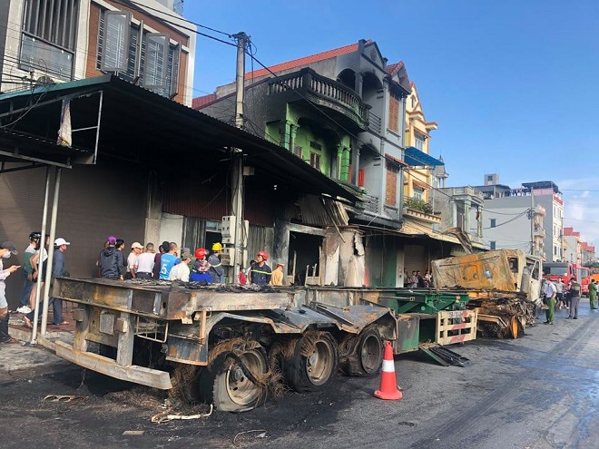 Hai xe đầu kéo tông nhau khiến 3 nhà dân bốc cháy, một người chết - 1