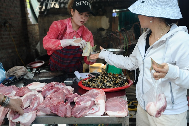 Giá lợn hơi thấp nhất năm, giá thịt ngoài chợ vẫn cao ngất - 2