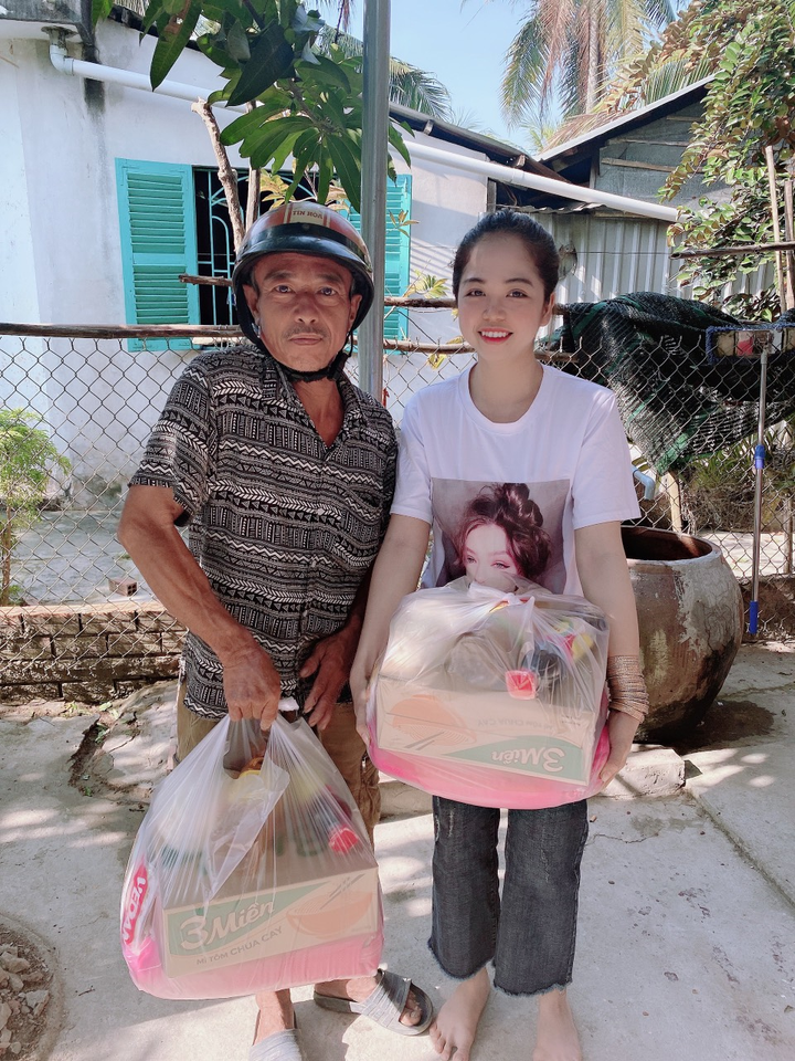 Khánh Linh: 'Tôi đến với từ thiện bằng cái tâm và sự đồng cảm' - 4