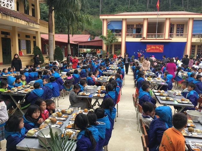 Thầy giáo 34 năm gieo chữ giữa đại ngàn, chăm lo học sinh từng miếng ăn giấc ngủ - 3