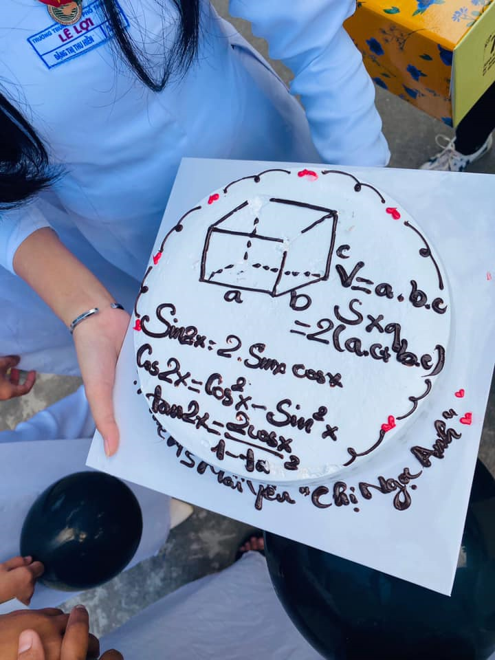 Cười ngất với loạt bánh kem mừng ngày 20/11 'muôn hình vạn trạng' của học trò - 6