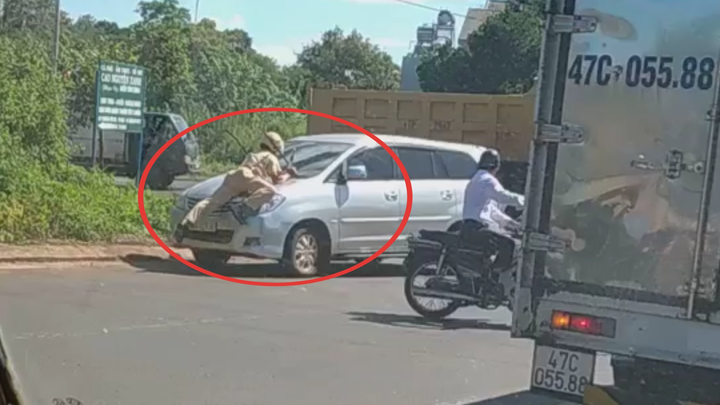 Tài xế ô tô bỏ chạy bất chấp cảnh sát giao thông bám chặn trước đầu xe - 1