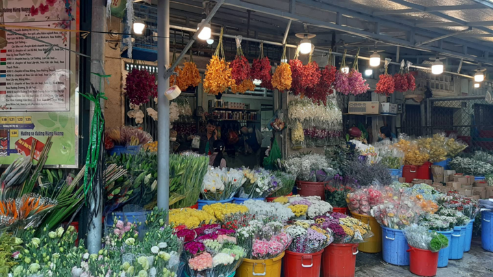 20/11, giá hoa tươi ở TP.HCM thế nào? - 1
