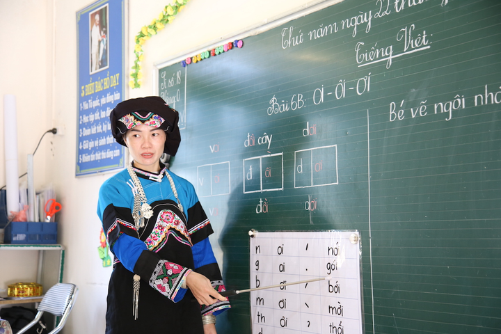 Cô giáo người Bố Y xách từng can nước, 'gieo chữ' nơi khó khăn nhất nước - 1