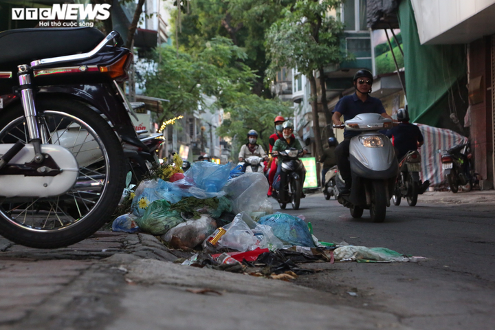 Công nhân vệ sinh môi trường đình công, rác thải ngập tràn phố trung tâm Hà Nội - 6
