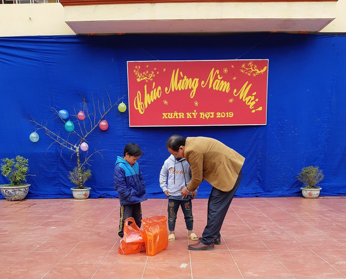 Thầy giáo 34 năm gieo chữ giữa đại ngàn, chăm lo học sinh từng miếng ăn giấc ngủ - 2