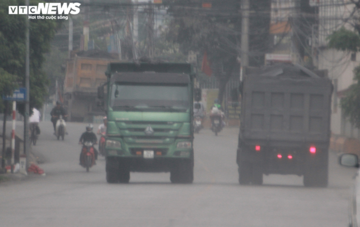 Xe quá khổ, quá tải tung hoành quốc lộ 17B ở Hải Dương như chốn vô pháp luật - 1