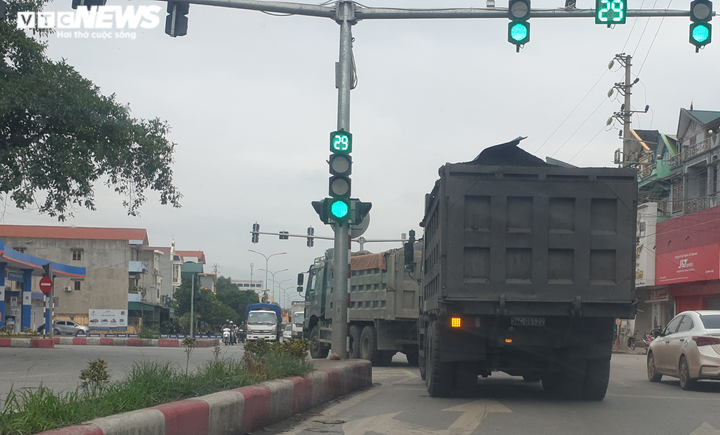 Xe quá khổ, quá tải tung hoành quốc lộ 17B ở Hải Dương như chốn vô pháp luật - 9