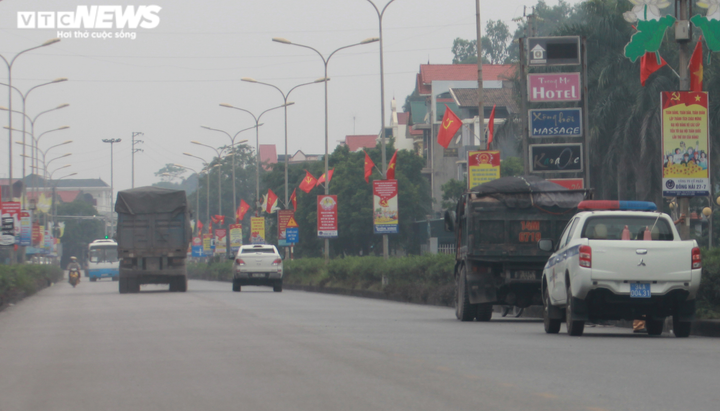 Xe quá khổ, quá tải tung hoành quốc lộ 17B ở Hải Dương như chốn vô pháp luật - 16