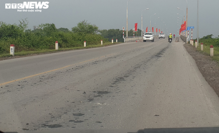 Xe quá khổ, quá tải tung hoành quốc lộ 17B ở Hải Dương như chốn vô pháp luật - 6