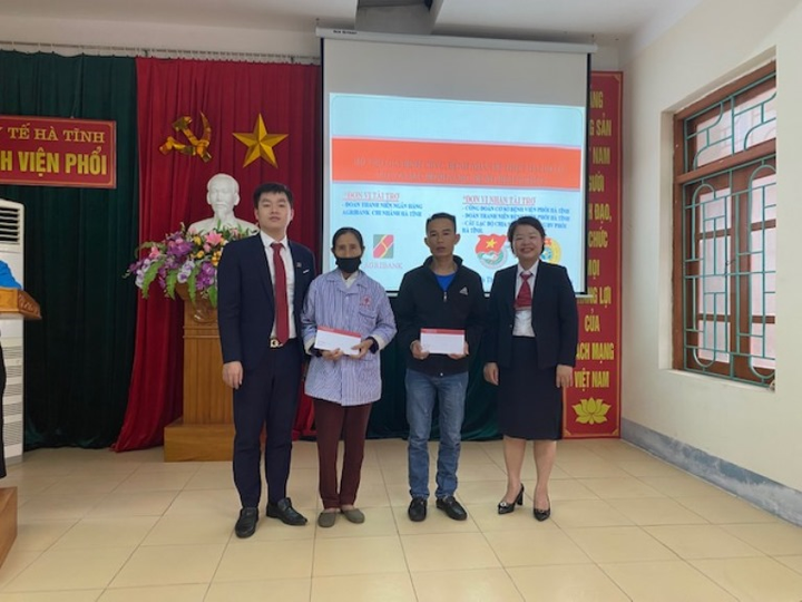 Agribank Hà Tĩnh chia sẻ khó khăn với bệnh nhân nghèo vùng lũ - 1