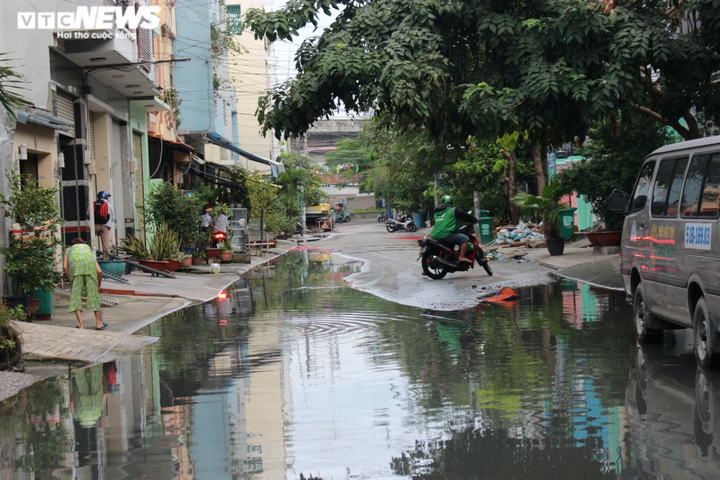 Ảnh: Triều cường liên tục đạt đỉnh, người Sài Gòn dùng xuồng đưa con đi học - 6