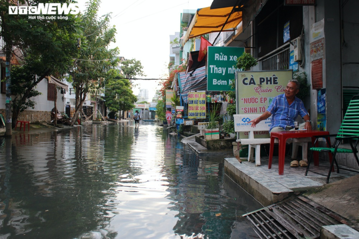 Ảnh: Triều cường liên tục đạt đỉnh, người Sài Gòn dùng xuồng đưa con đi học - 4