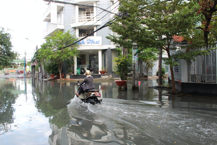 Ảnh: Triều cường liên tục đạt đỉnh, người Sài Gòn dùng xuồng đưa con đi học - 11