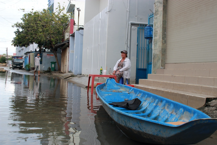 Ảnh: Triều cường liên tục đạt đỉnh, người Sài Gòn dùng xuồng đưa con đi học - 10
