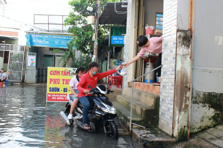 Ảnh: Triều cường liên tục đạt đỉnh, người Sài Gòn dùng xuồng đưa con đi học - 9