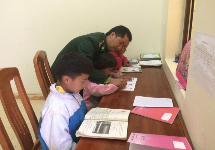 Thầy giáo quân hàm xanh gieo chữ nơi địa đầu Tổ quốc - 1