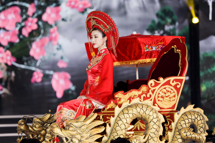 5 Hoa hậu kết hợp trình diễn áo dài trong đêm chung kết Hoa hậu Việt Nam 2020 - 5