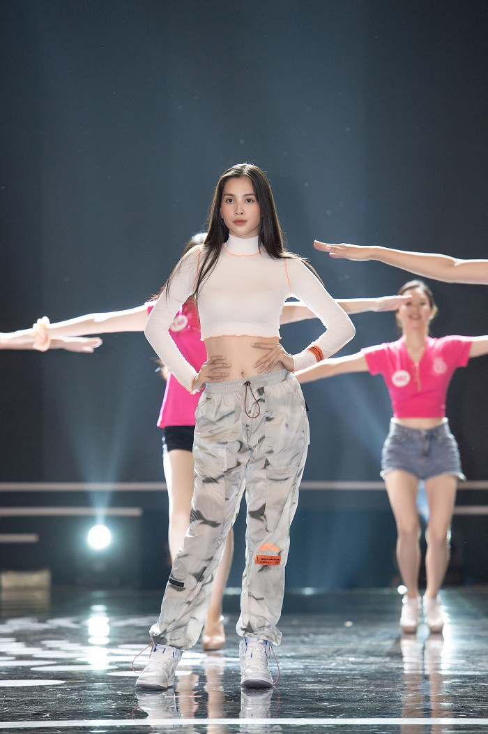 Minh Tuyết, Hoàng Thùy Linh tất bật chuẩn bị cho chung kết Hoa hậu Việt Nam 2020 - 3